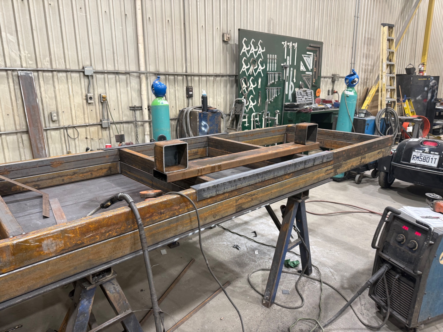 Châssis vu de côté dans l'atelier